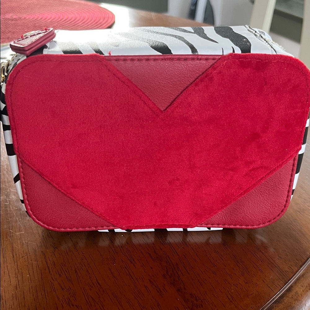 NWOT Trish McEvoy portable beauty voyager carpe travel case